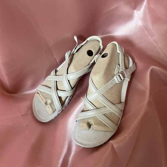 Merrell Shoes - NWOT Merrel Women's Beige Strappy Sandals Size 10
